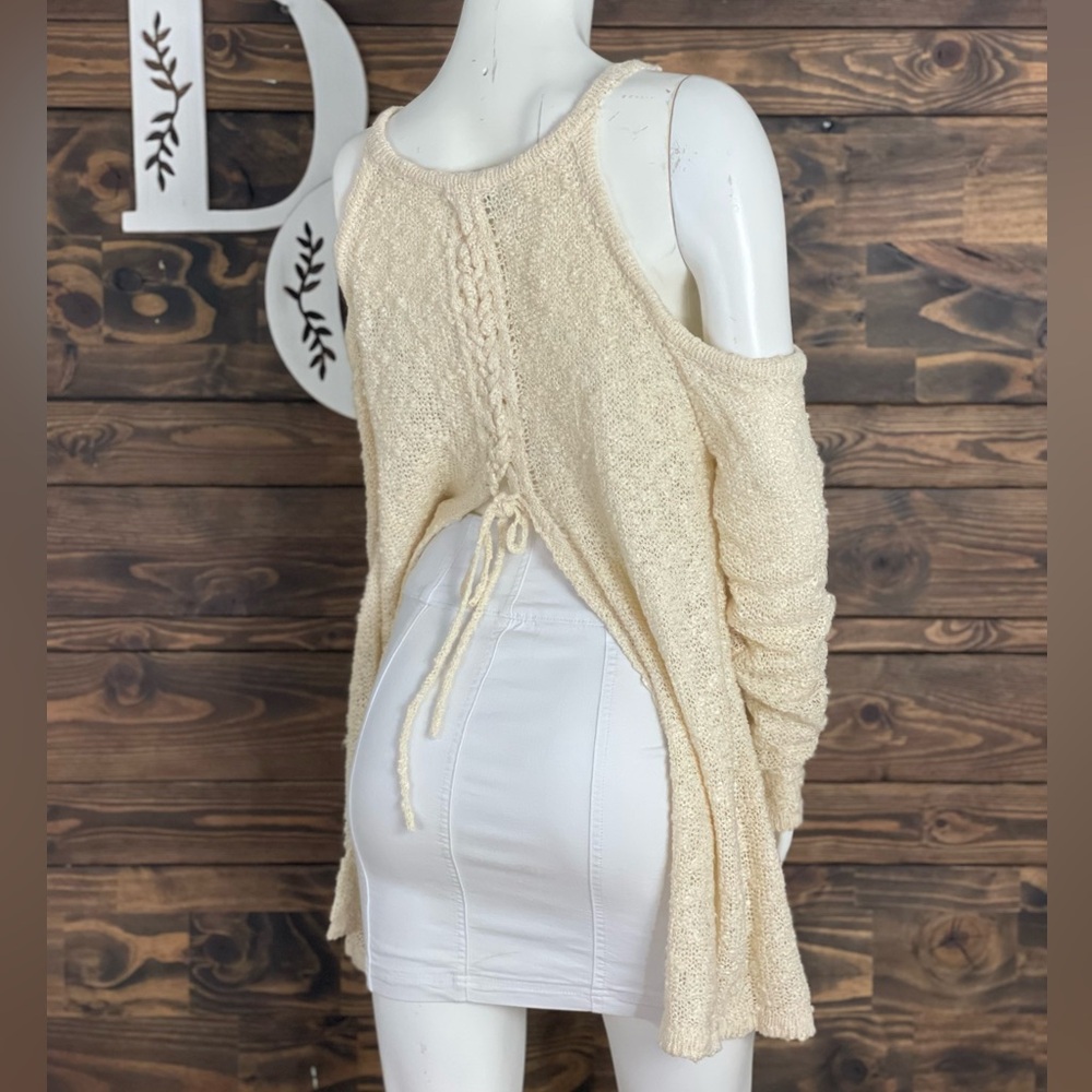 She & Sky | Open Split Lace Up Backside Popcorn‎ Knit Cold Shoulder Sweater - Picture 6 of 11